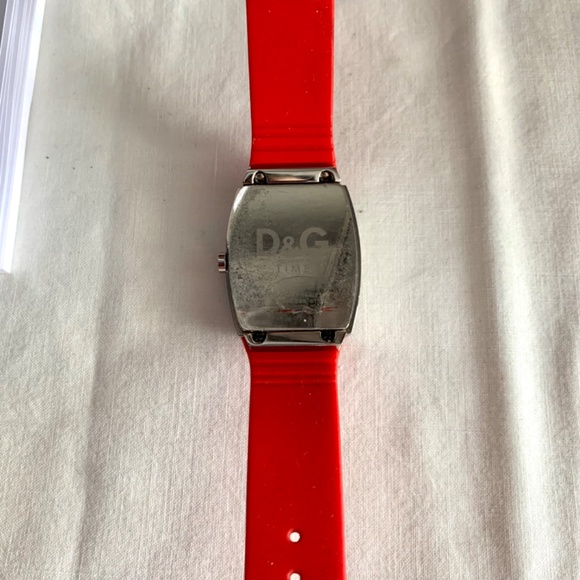 D&G Red Summerland Watch with All Packaging - Picture 3 of 6